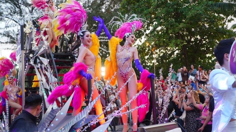 12월 19일 푸켓 카니발 퍼레이드를 위해 파통 도로가...